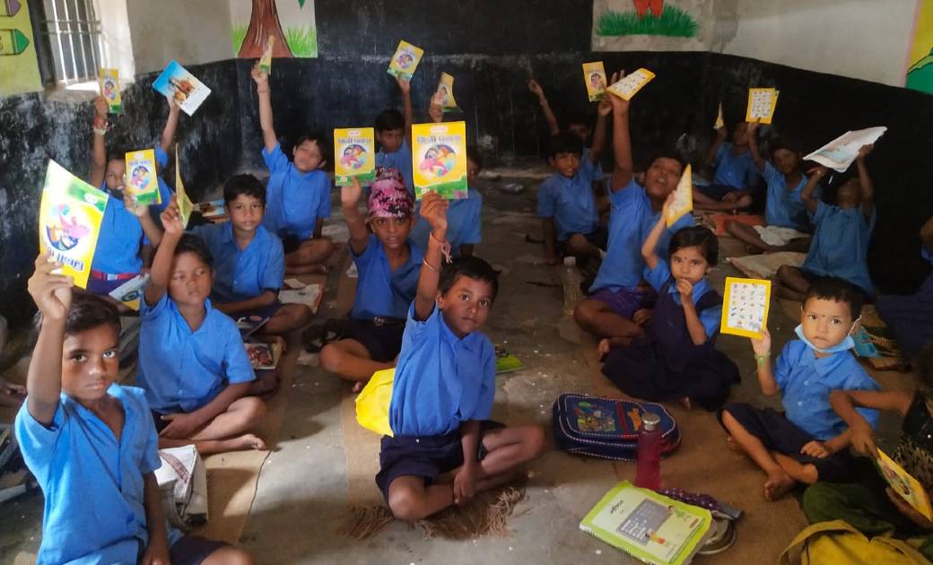 विश्व साक्षरता दिवस पर स्कूली बच्चों को किया गया पाठ्य पुस्त... - CG Sandesh