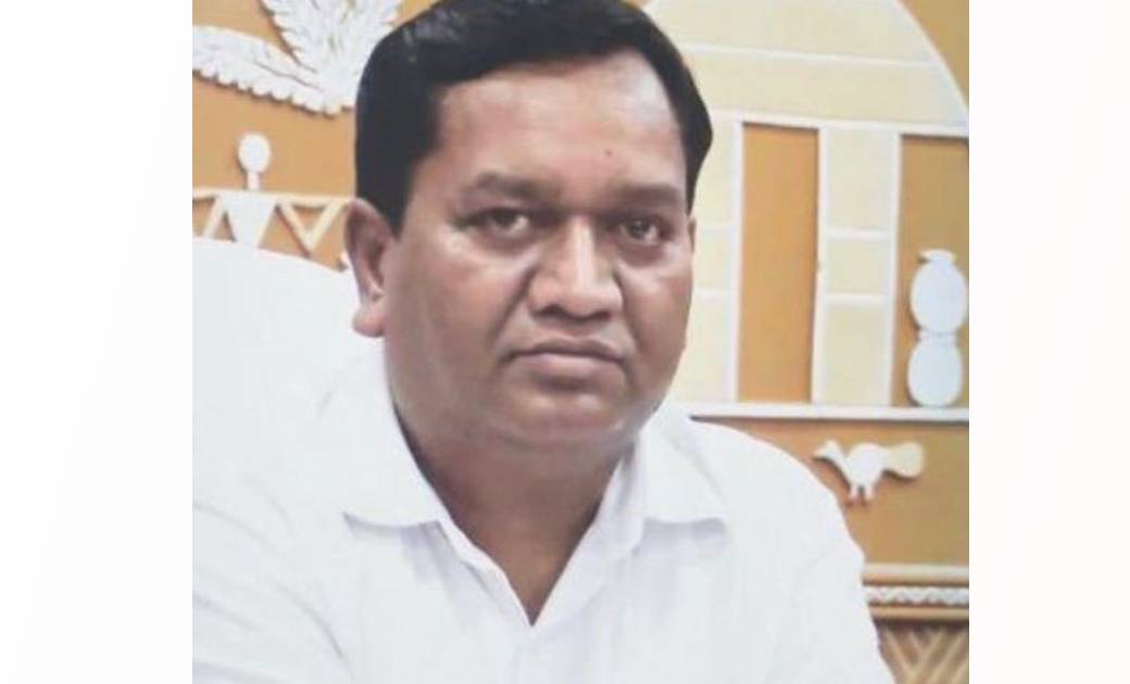 महासमुंद: बारिश में उफनते नालों को व्यक्ति पार न करें, बारिश... - CG Sandesh