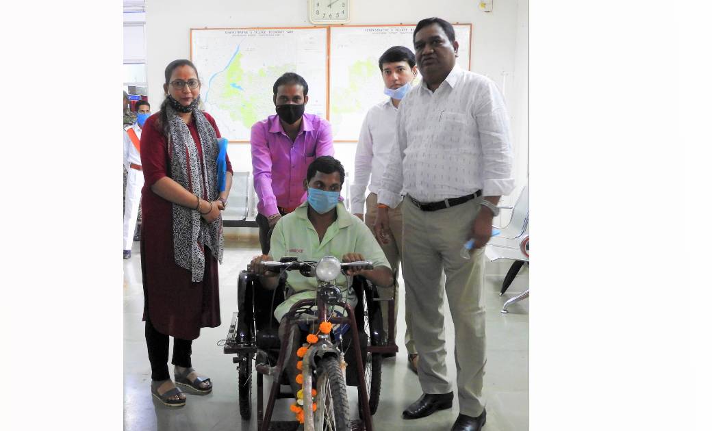 महासमुंद: सफलता की कहानी: दिव्यांग पूनम को मिली मोटराईज्ड ट्... - CG Sandesh