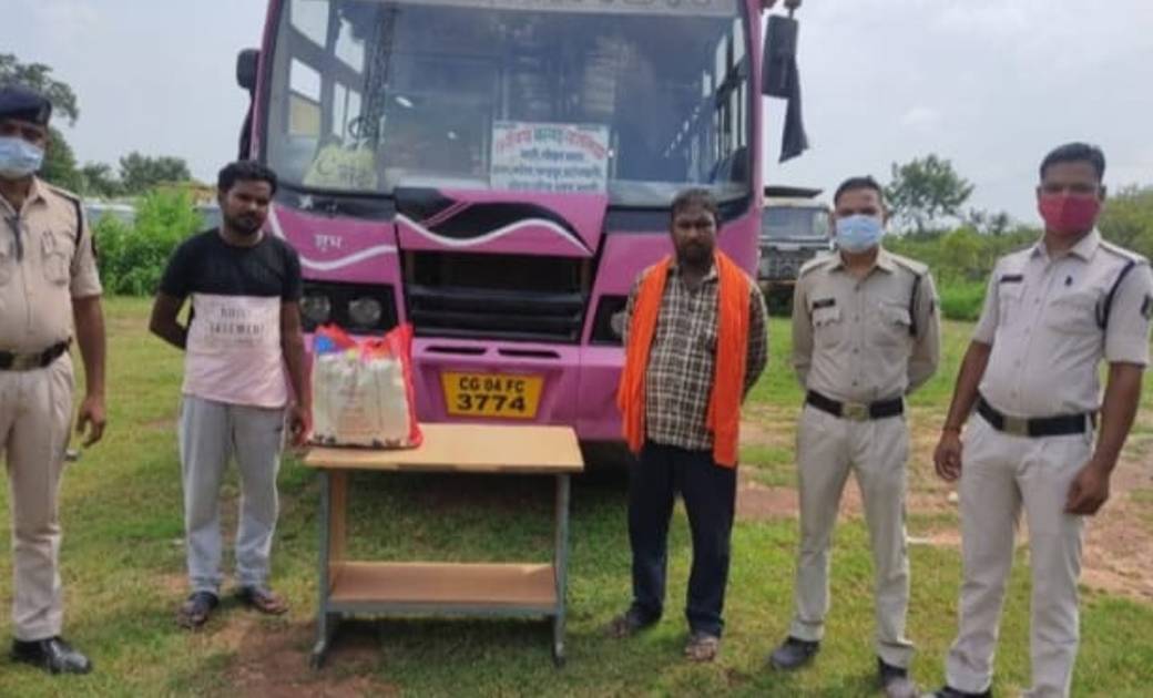 रायगढ़: महाराजा बस का चालक और परिचालक कर रहे थे बस में अवैध गांजा की तस्करी…. यात्री बस पर तस्करी की सूचना पर टीआई विवेक पाटले किए रेड कार्रवाई, बस से 03 किलो गांजा बरामद…