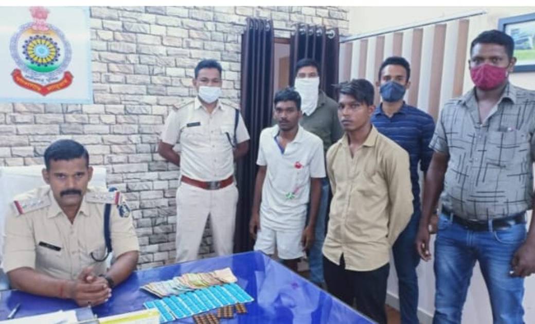 बस स्टैण्ड के पास अवैध रूप से नशीली कैप्सुल, टेबलेट बेचे जाने की सूचना पर पुलिस ने किया रेड कार्रवाई…