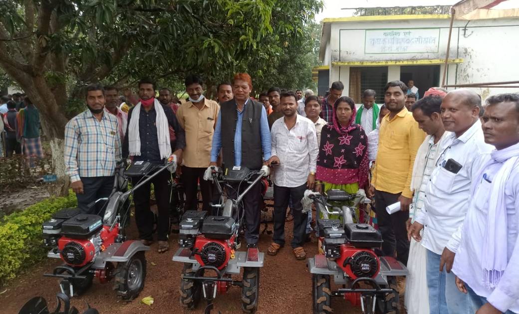 नारायपुर विधायक ने कृषको को पावर विडर किया वितरित - CG Sandesh