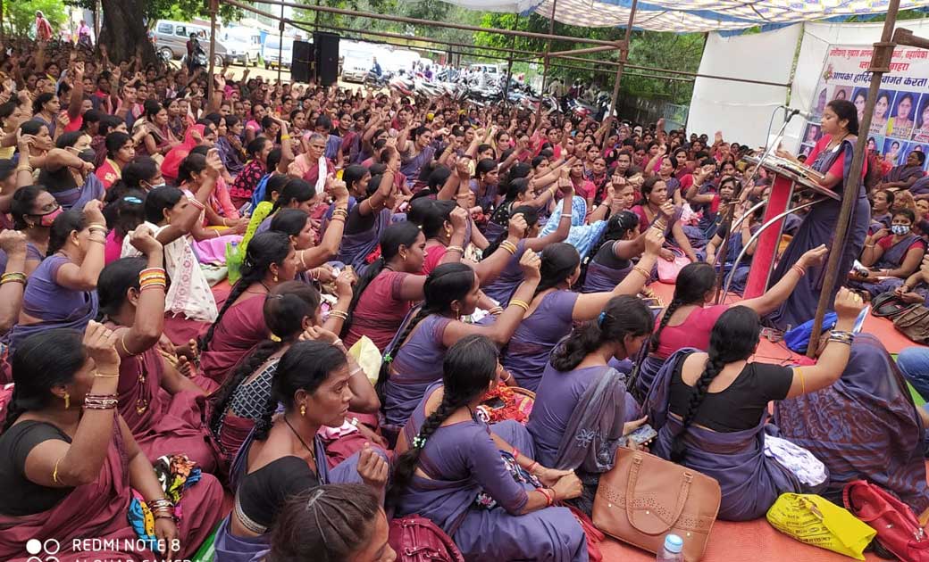 महासमुंद : 6 सूत्रीय मांगों को लेकर आंगनबाड़ी कार्यकर्ता सड़क ... - CG Sandesh