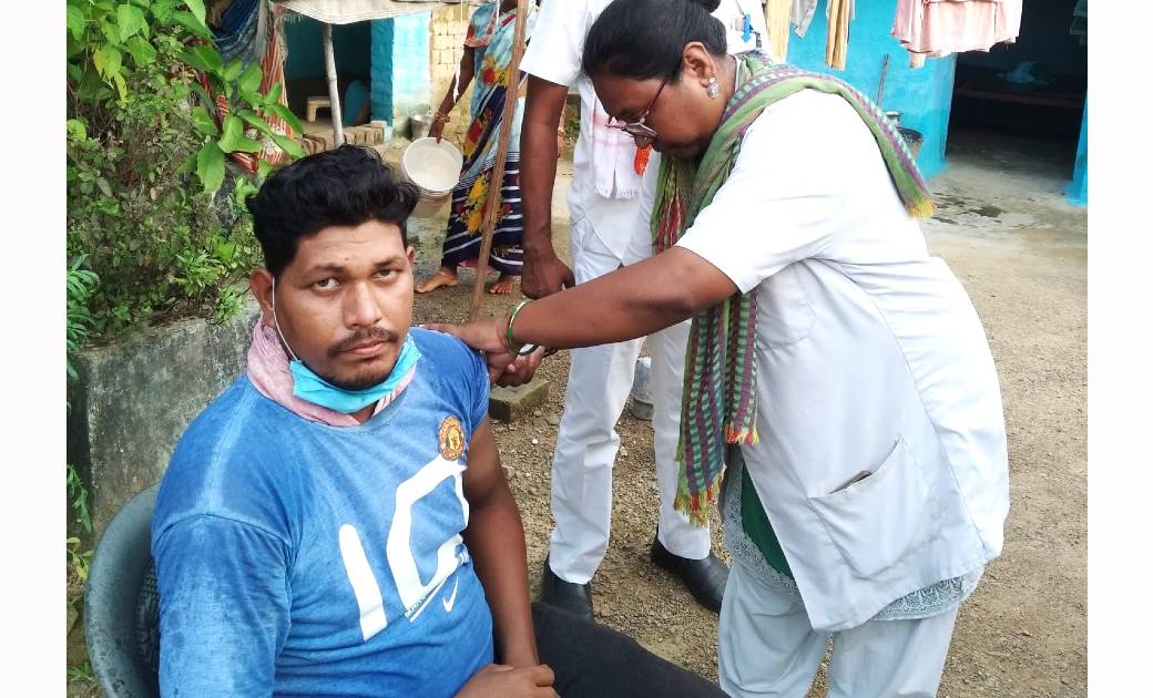 सांगीतराई सरपंच लखनलाल पटेल का वृहद टीकाकरण अभियान, डोर टू ड... - CG Sandesh