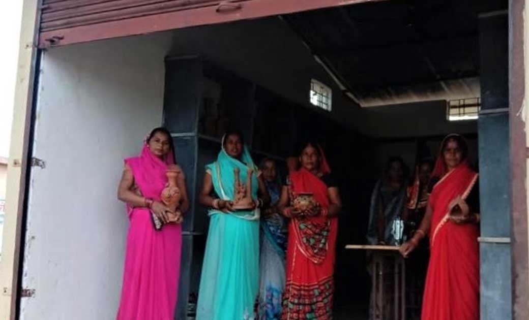 महासमुंद : वर्क शेड सह दुकान बनने से समूह की महिलाएं खुश, बन... - CG Sandesh