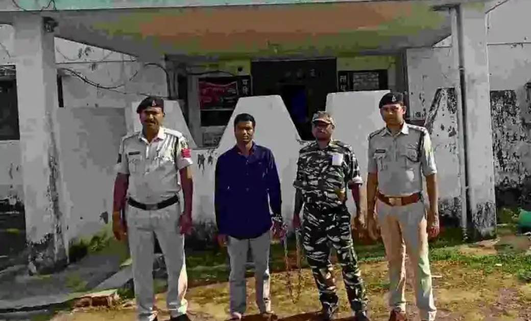 दुष्कर्म के आरोपी के घर का घेराबंदी कर पुलिस ने किया गिरफ्ता... - CG Sandesh