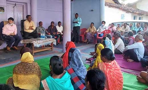 महासमुंद : कलेक्टर  डोमन सिंह ने ग्राम पाली में लगाई जन चौपा... - CG Sandesh