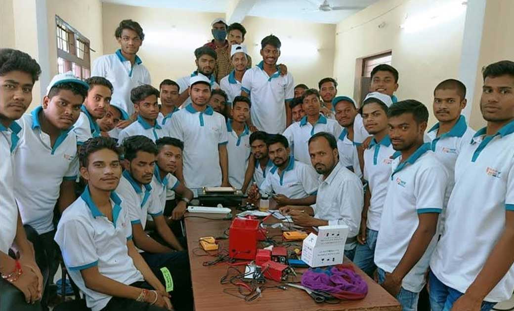 महासमुंद : 47 युवक-युवतियों को दिया जा रहा रोजगार संबंधी प्र... - CG Sandesh