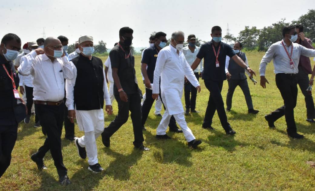 महासमुन्द: मुख्यमंत्री बघेल का हेलीपेड पर जनप्रतिनिधियों सहि... - CG Sandesh