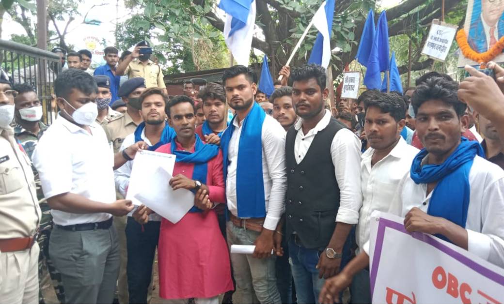 भीम रेजिमेंट ने मोदी सरकार का पुतला दहन कर ज्ञापन ज्ञापन