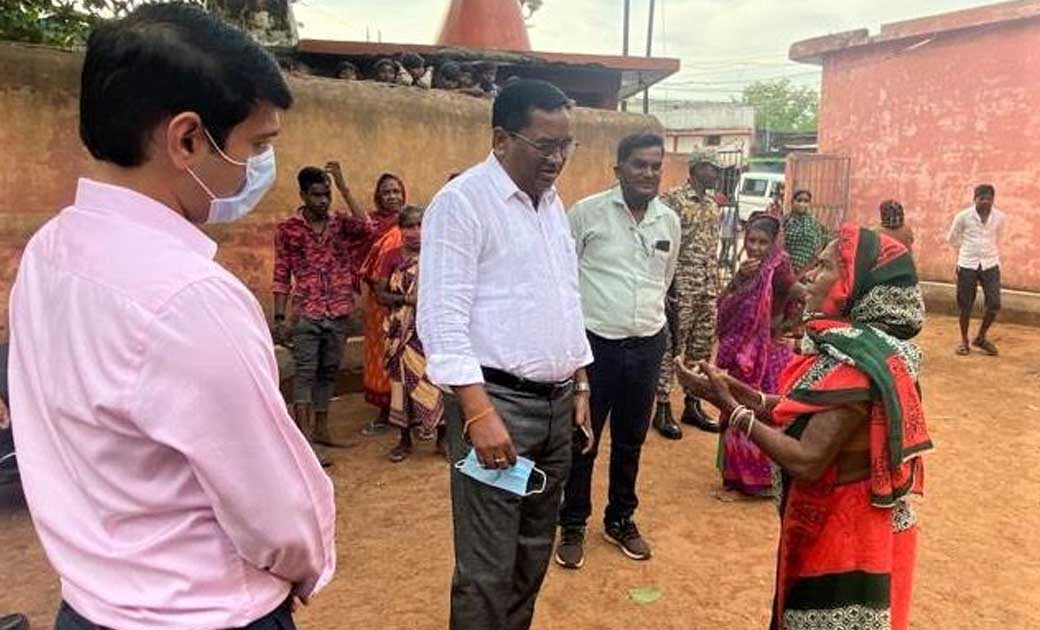 महासमुंद : कलेक्टर  सिंह ने तीन स्कूलों में जाकर प्रौढ़ शिक्ष... - CG Sandesh