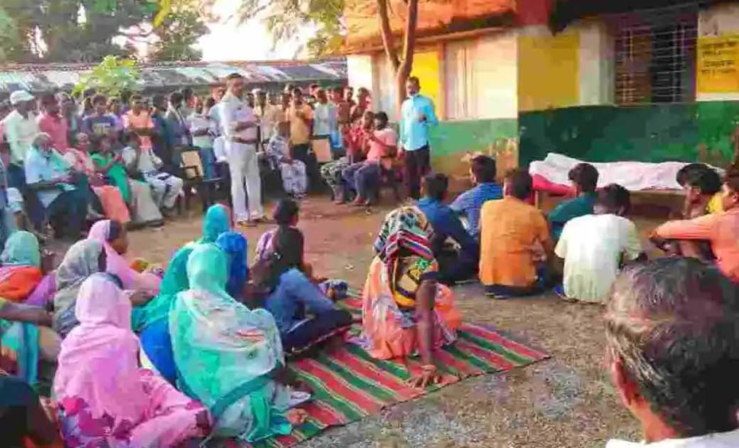  करेंट के चपेट में आकर युवक की मौत के बाद ग्रामीणों ने शव को... - CG Sandesh