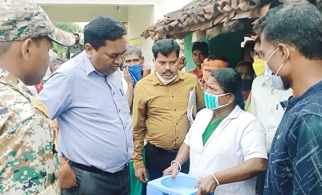 कलेक्टर डोमन सिंह ने पिथौरा के दूरस्थ गांव सुईनारा पहुंचकर प... - CG Sandesh