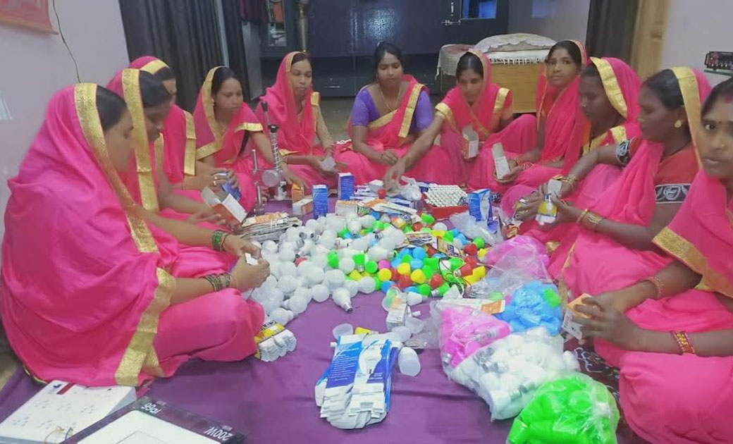 Mahasamund :   बड़ी कंपनियों को टक्कर देने में लगी गांव की म... - CG Sandesh