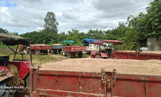 सांकरा : अवैध रेत का परिवहन करते 6 ट्रेक्टर जप्त