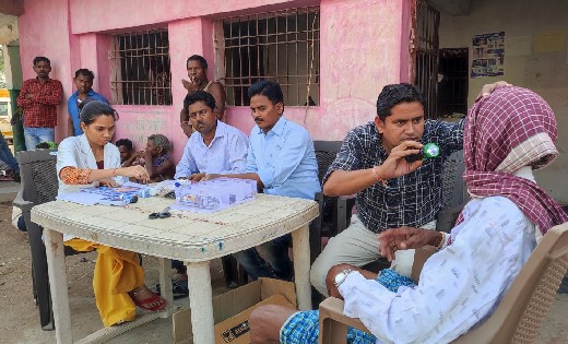 महासमुंद : ज़िले के सभी स्वास्थ्य केंद्रों में आँख से पीड़ित ल... - CG Sandesh