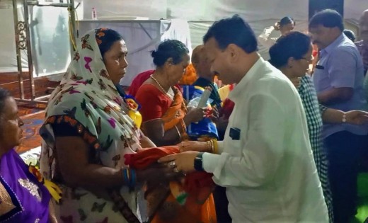 महासमुंद : संसदीय सचिव चंद्राकर ने पैर पखारकर बुजुर्गों का स... - CG Sandesh