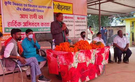 ग्राम बोड़नपाल के किसानो को विधायक चंदन कश्यप ने किया मक्का ... - CG Sandesh
