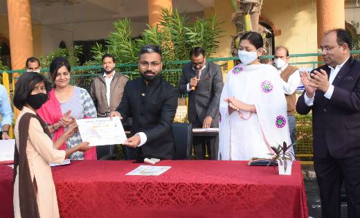 महासमुंद:  कलेक्टर ने कलेक्टोरेट में झंडा फ़हराया, उत्कृष्ट क... - CG Sandesh