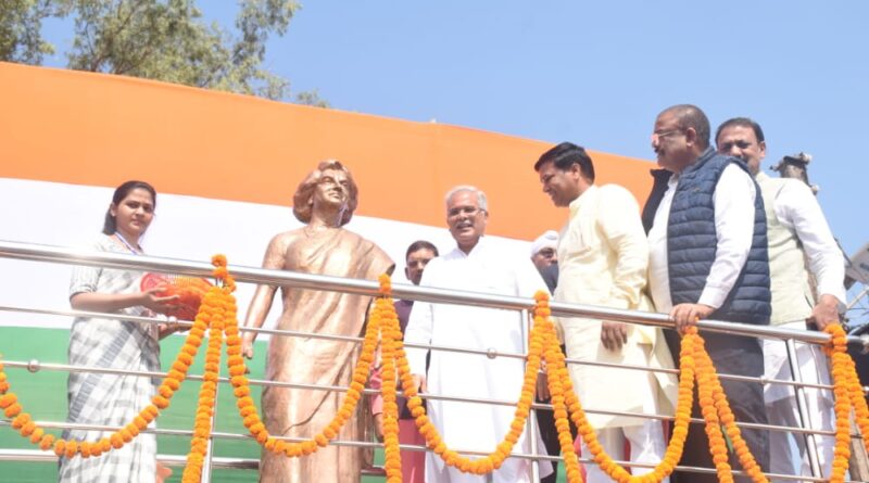 CM  बघेल ने पूर्व प्रधानमंत्री इंदिरा गांधी की आदमकद प्रतिमा... - CG Sandesh