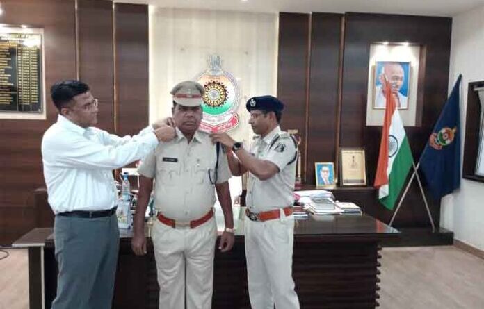 सहायक उप निरीक्षक के पद पर  5 प्रधान आरक्षकों को स्टार लगाकर... - CG Sandesh