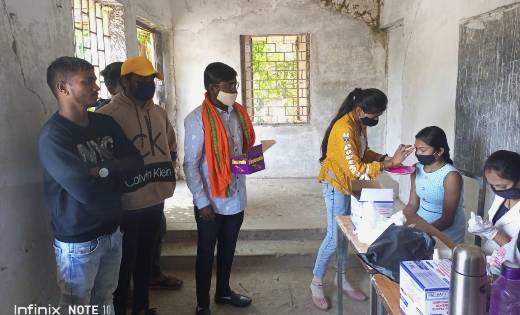 महासमुंद: बच्चो को वैक्सीन के प्रथम डोज लगाने से पहले तिलक ल... - CG Sandesh