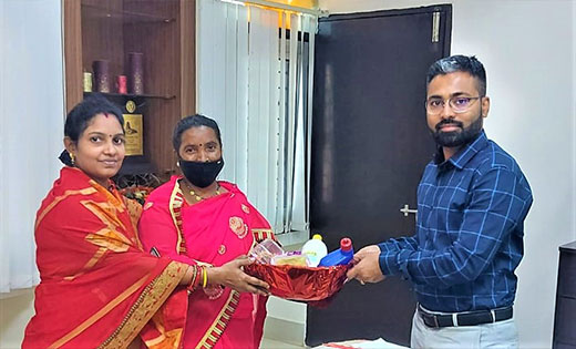 महासमुंद: कलेक्टर ने दुर्गा महिला स्व सहायता समूह द्वारा निर... - CG Sandesh