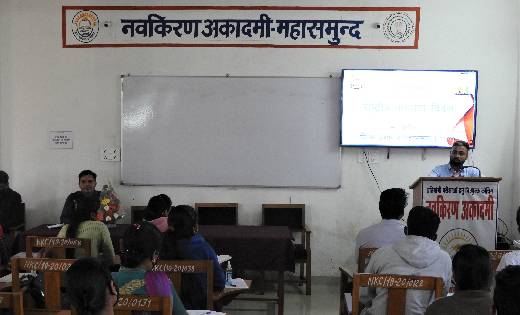 महासमुंद: कलेक्टर पहुंचे नवकिरण कोचिंग, बच्चों से की मुलाकात... - CG Sandesh