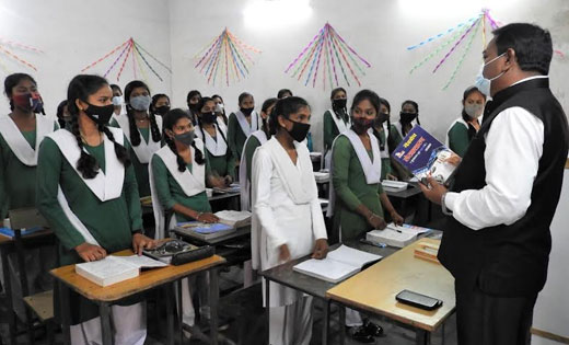 महासमुंद : आशीबाई गोलछा कन्या स्कूल की छात्राओं का नया साल क... - CG Sandesh