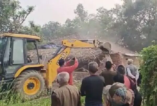 गर्लफ्रेंड को बेरहमी से पीटने वाले शख्स के घर पर चला बुलडोजर... - CG Sandesh