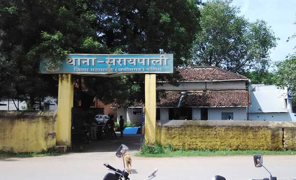 सरायपाली : पत्नी और पोते के साथ बेटी के यहाँ छट्ठी कार्यक्रम... - CG Sandesh