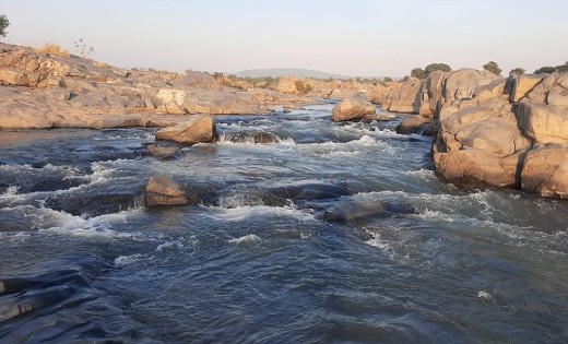 चमकते चट्टान ले सकती है जान.. इसलिए रहें सावधान - CG Sandesh