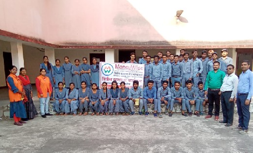 सरायपाली : ITI के छात्रों को ऑनलाइन फ्रॉड, बीमा सम्बन्धी धोखाधड़ी से बचने किया गया जागरूक