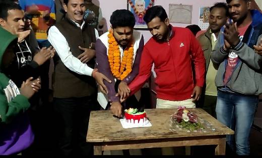 अशवंत तुषार साहू को अतिथि के रूप में न्यौता देकर उनके हाथों ... - CG Sandesh