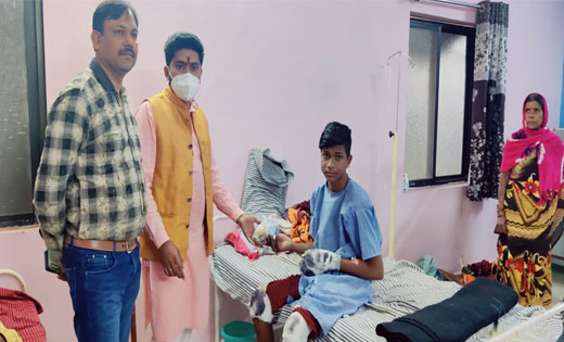 किसान नेता अशवंत तुषार साहू ने अस्पताल पहुंच मरीजों में बांट... - CG Sandesh