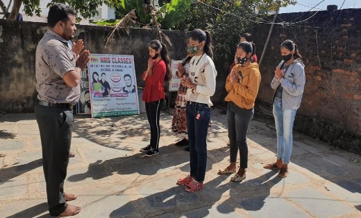 महासमुंद : एन एम एस यूथ क्लब द्वारा लता ताई को दी गयी श्रद्ध... - CG Sandesh