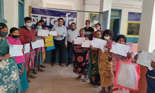 महासमुंद : 11 हितग्राहियों को राजीव गांधी आवास पट्टा मिला - CG Sandesh
