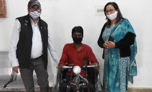 महासमुंद: दिव्यांग द्वारिका प्रसाद टांडे को मिला मोटराईज्ड ट... - CG Sandesh