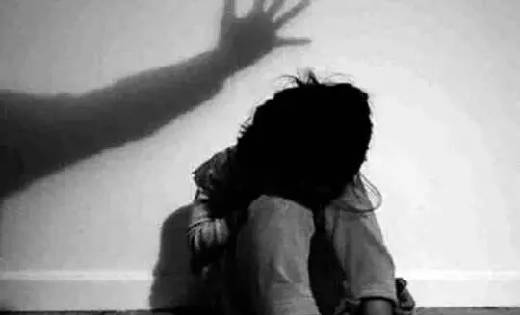 सगी बुआ ने भतीजी पर किया जुल्म की इंतहा, कमरे में बंद कर गरम... - CG Sandesh
