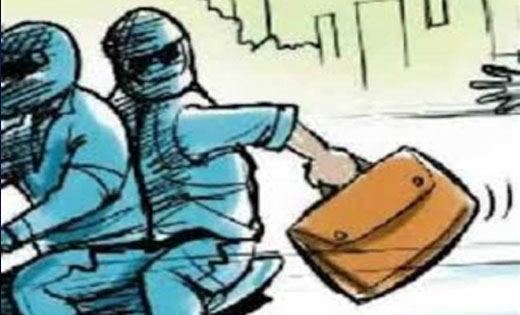 तेन्दूकोना : शराब भट्ठी के पास अवैध शराब पिलाते दो व्यक्तियो... - CG Sandesh