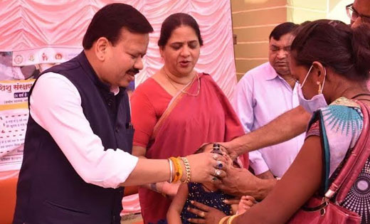 महासमुंद : संसदीय सचिव चंद्राकर ने बच्चों को विटामिन ‘‘ए’’ क... - CG Sandesh