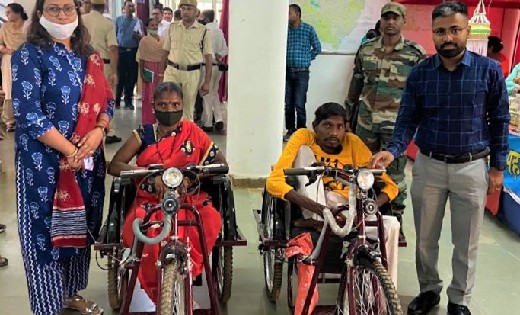 महासमुंद: कलेक्टर के हाथों दिव्यांग टिकेश्वरी और तिलकराम को ... - CG Sandesh