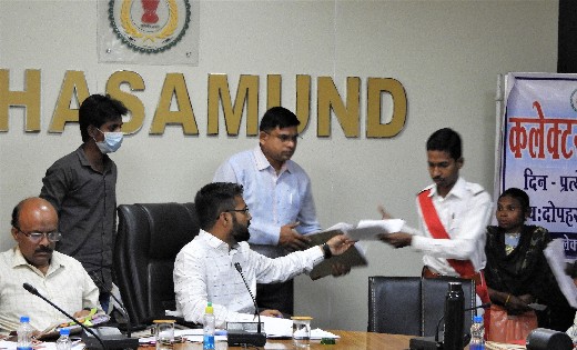 महासमुंद: कलेक्टर ने संबंधित अधिकारियों को जन चौपाल में प्रा... - CG Sandesh