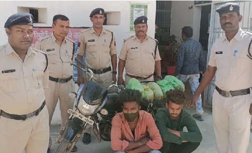 पिथौरा: मोटरसायकल में 50 हजार रुपये का गांजा ले जाते 2 युवक गिरफ्तार