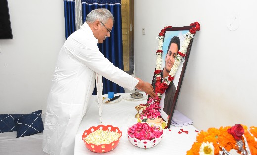 महासमुंद: मुख्यमंत्री ने आलोक चंद्राकर के पुत्र के चित्र पर ... - CG Sandesh