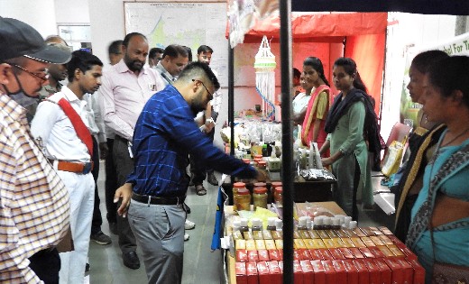 महासमुंद: कलेक्टर ने महिला समूह द्वारा निर्मित सामग्रियों की... - CG Sandesh