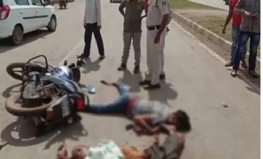 सड़क पर पलटी कैप्सूल वाहन से टकराई तेज रफ़्तार बाइक, सवार जीजा... - CG Sandesh