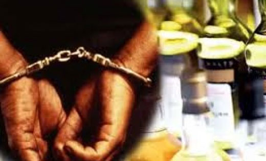 बसना : प्लास्टिक जरकीन में रखे 40 लीटर महुआ शराब के साथ दो गिरफ्तार.