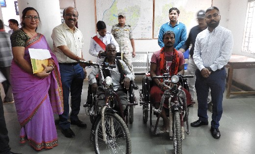महासमुंद: छबिराम और तिलक को मिली मोटराइज्ड ट्राई साइकिल - CG Sandesh