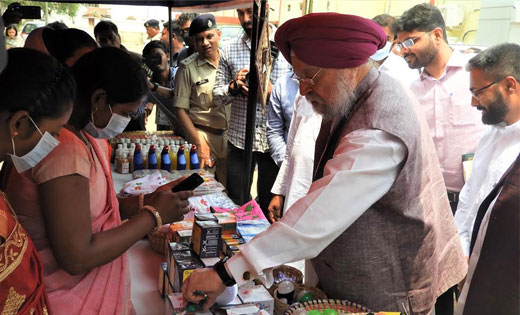 महासमुंद : केन्द्रीय मंत्री ने बिहान समूह की महिलाओं द्वारा ... - CG Sandesh